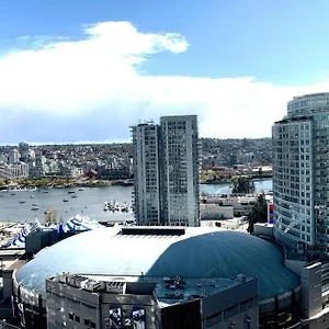 Downtown 3br/2ba+views+skytrain+free Parking Apartment